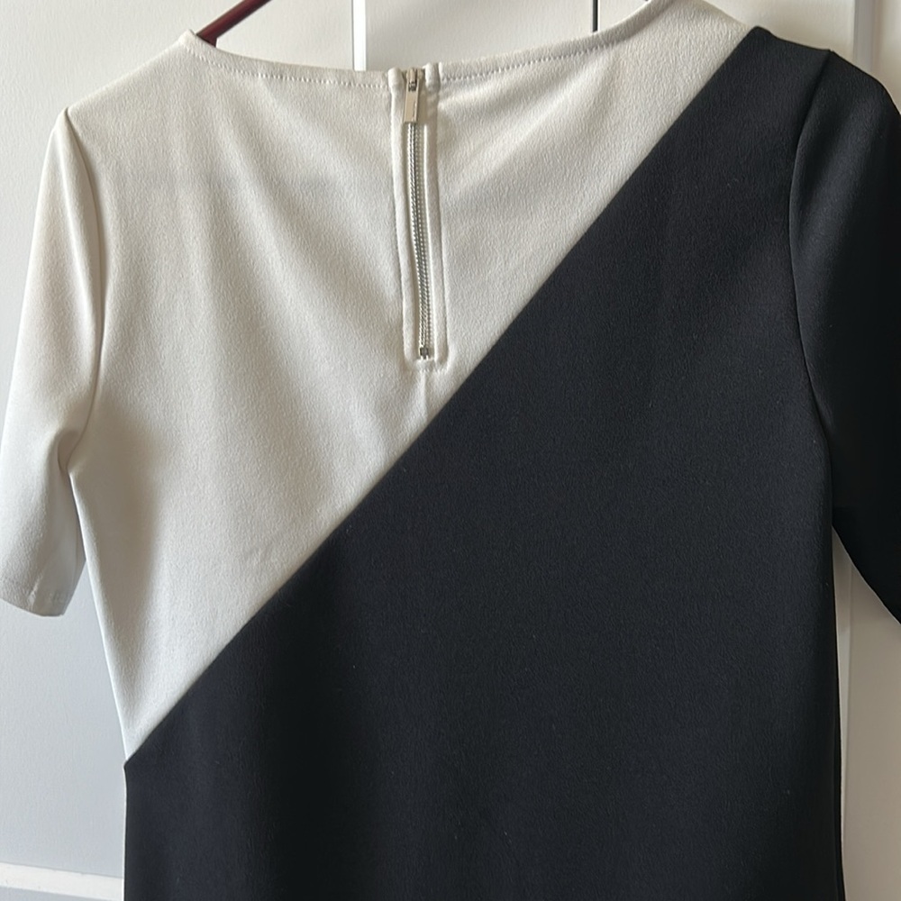 Calvin Klein Cut out Colorblock Top - Picture 8 of 10